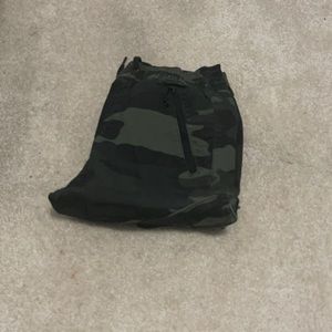 dark camo cargo pants hollister XS